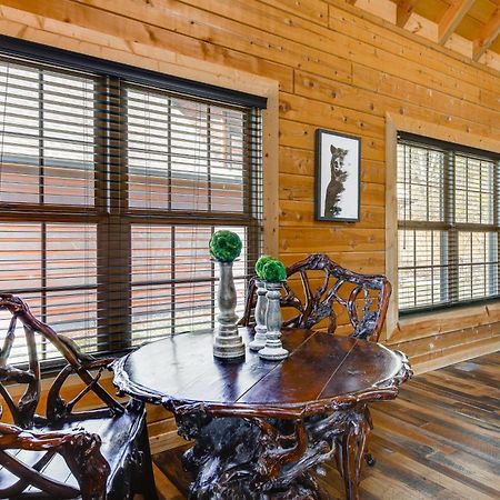 Riverfront Cabin With Hot Tub - 3 Miles To Dollywood 鸽子谷 外观 照片
