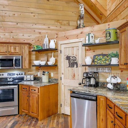 Riverfront Cabin With Hot Tub - 3 Miles To Dollywood 鸽子谷 外观 照片