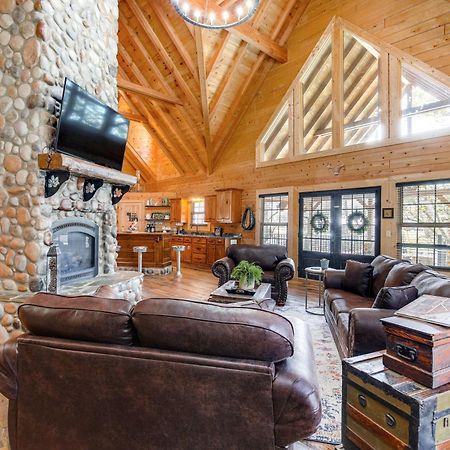 Riverfront Cabin With Hot Tub - 3 Miles To Dollywood 鸽子谷 外观 照片
