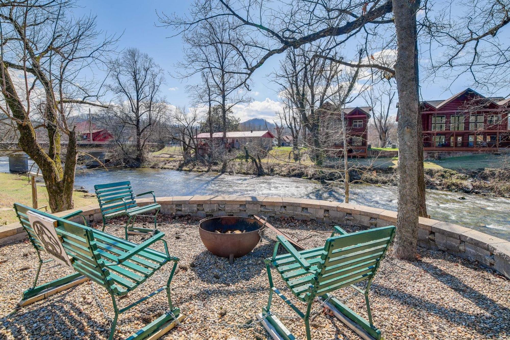 Riverfront Cabin With Hot Tub - 3 Miles To Dollywood 鸽子谷 外观 照片